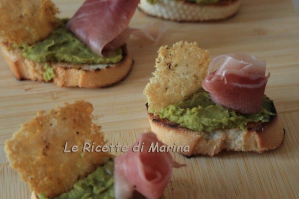 crostini con crema di piselli e speck