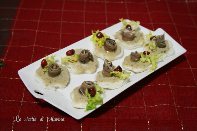 tartine con salsa tonnata e acciughe